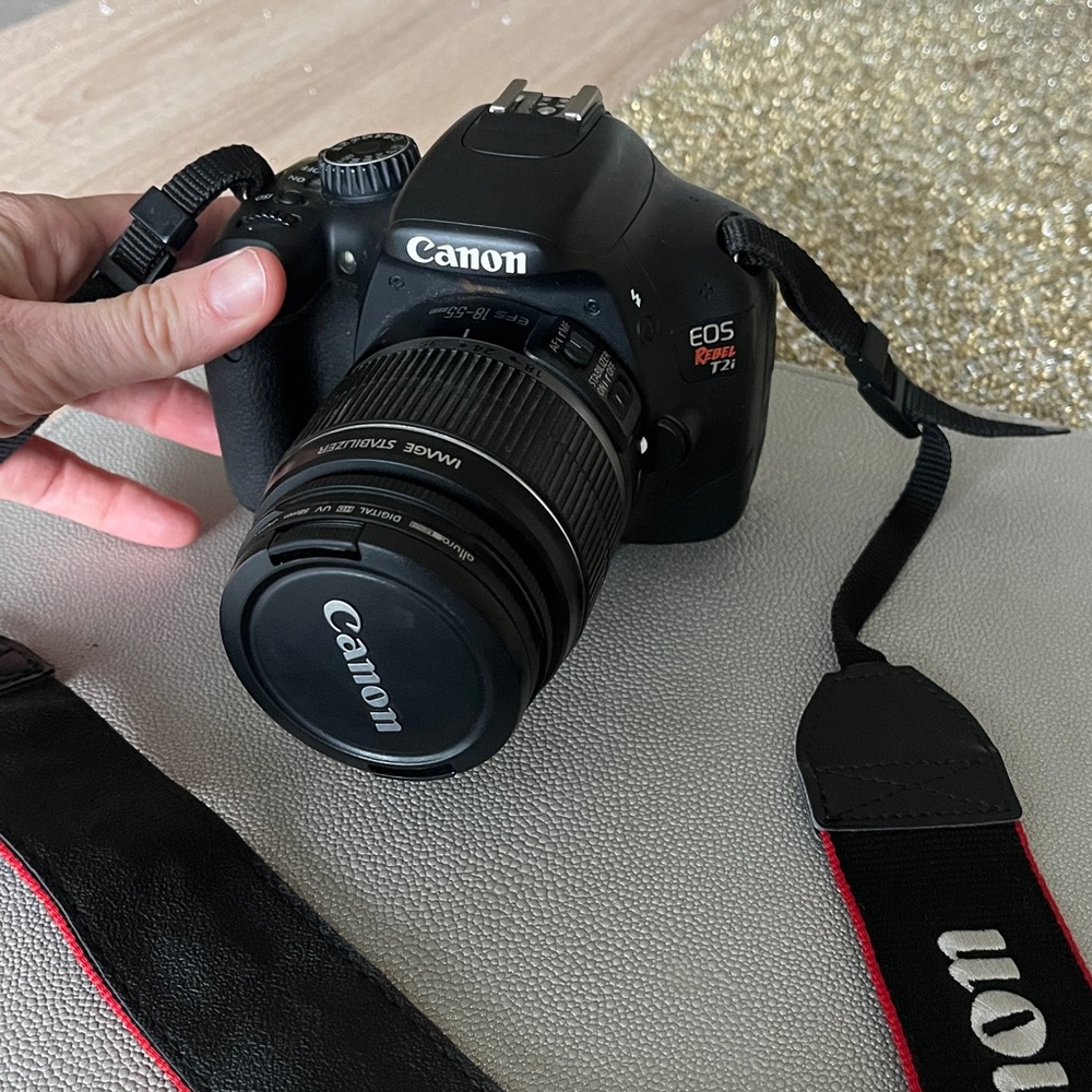 Canon EOS Digital Rebel T2i Digital w/18-55mm IS II Lens kit used camera